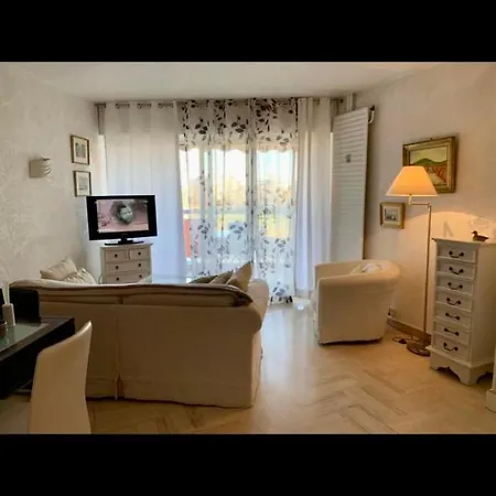 Cosy Unoverlooked With Swimming Pool Apartment *